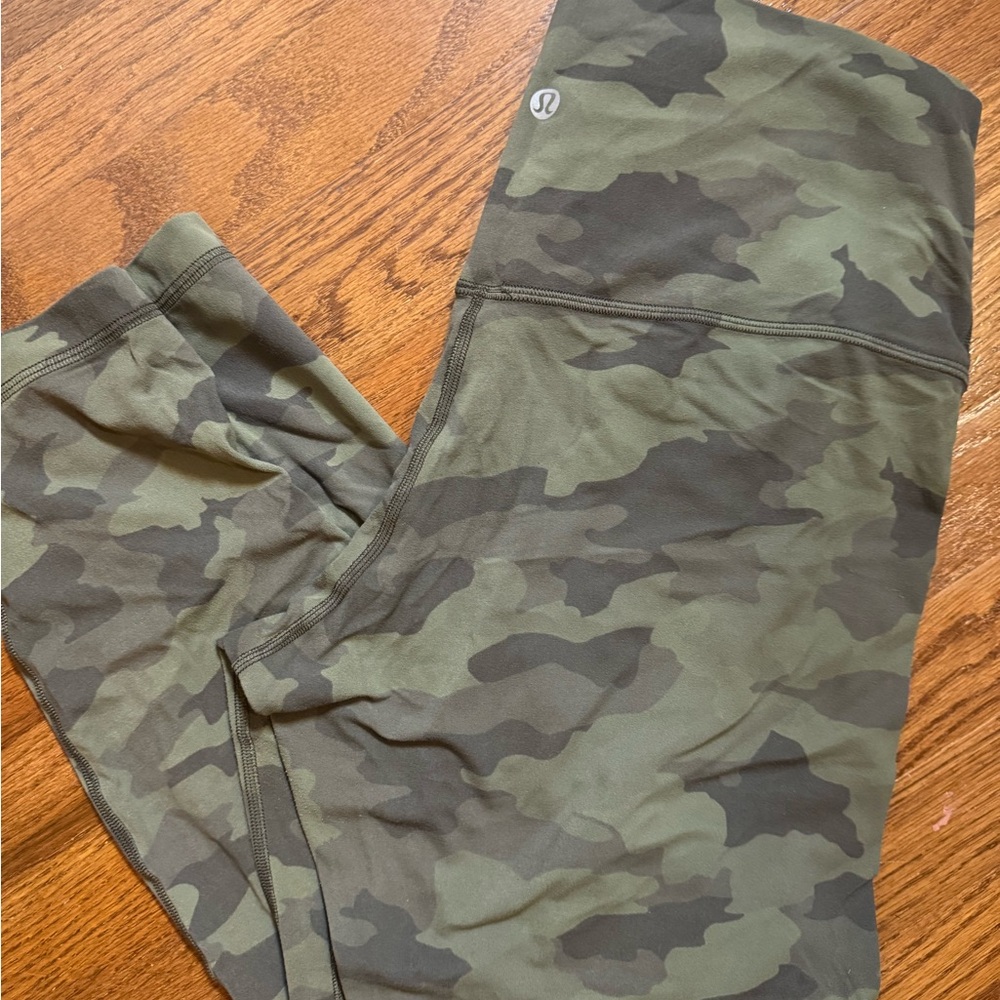 lululemon athletica Women’s Camouflage Leggings - Olive Green